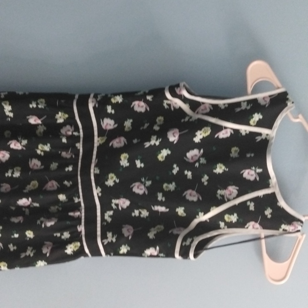 NWT Lauren Conrad Black Floral Dress with White Accents Size 2 - Picture 3 of 4